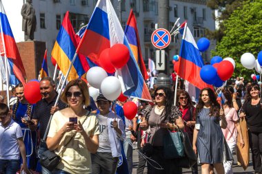 Novorossiysk, Rusya - 1 Mayıs 2018: Mayıs günü gösteri. Barış! İş! Mayıs! İnsanlar ile tatil geçit töreni sırasında Bayrak İşçi Bayramı kutlamak. 1 Mayıs günü tüm çalışan insanlar. Koloni içinde yürüyen insanlar