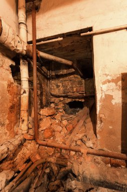 eski kazan dairesinde Bodrum. Eski kontrol merkezi kazan dairesi ile boru ve yuvarlak su musluklar. Endüstriyel bir binanın terk edilmiş iç. eski kazan dairesi zarar görmüş. Eski paslı boruları Sanayi