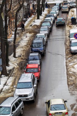 Odessa, Ukrayna - 7 Mart 2018: Bir saat-Peak sonucu olarak yanlış araba park küçük kare üzerinde trafik sıkışıklığı. Polis kuralları otopark araba tecavüzcü tahliye edin. Kuş uçuş en iyi manzara. Araba reçel