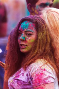 KRASNODAR, RUSSIA - May11,2018: Renkler Festivali, geleneksel Hint Holi festivali. Gençler Holi bayramında renkli pudra atarken eğleniyorlar. Renkli boya festivali. Renk Festivali