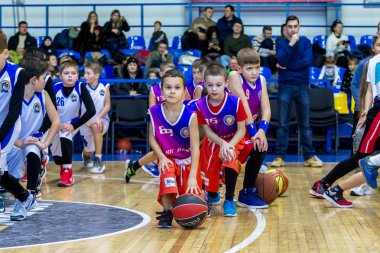 Odessa, Ukrayna - 23 Aralık 2018: genç çocuk basketbol oynamak, Çocuk spor yarışmalarında kutlama çocuk spor basketbol kulübü çocuk spor okul sırasında katılmak