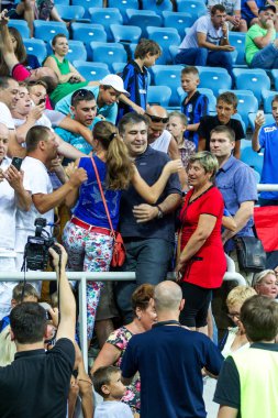 Odessa, Ukrayna - 2 Ağustos 2015: Gürcüce ve Ukraynalı siyasetçi, Ukrayna, Mikhail Saakaşvili, kendini hayranları ile oyun sırasında Fc Dinamo Kiev - Chernomorets Odessa fotoğraflandı Odessa bölge valisi. Major League.