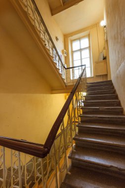 Çimento, eski bina taş merdiven. Eski bir binanın katları arasında bir vintage taş merdiven. Bina moda ve SSCB'de 20. yüzyılın teknoloji