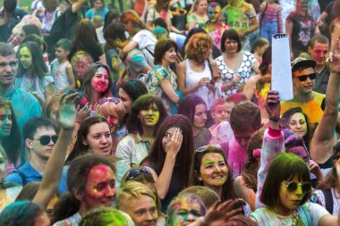 KRASNODAR, RUSSIA - May11,2018: Renkler Festivali, geleneksel Hint Holi festivali. Gençler Holi bayramında renkli pudra atarken eğleniyorlar. Renkli boya festivali. Renk Festivali