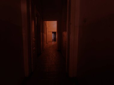 Karanlık koridor. Karanlık, boş bir koridorun mistik iç mekanı, terk edilmiş bir evde tünel. Karanlık, gizemli bir koridor. Terk edilmiş bir evin içi, cehenneme giden yol. Terk edilmiş eski bir bina.