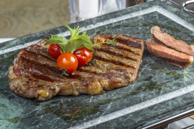 Gıda. Kemik sebze baharat soslu lezzetli ızgara et vie pahalı restoran menü arka plan için bir şablon olarak