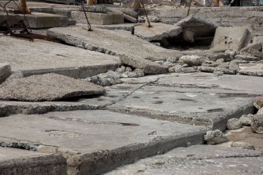 Kıyı beton koruyucu yapı yok. Döşeme blokları arasında büyük derin çatlaklar shore dalga deniz etkisinin erozyon korumak. Beton takviye sahil korumaya ile büyük parçalar