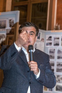 Odessa, Ukrayna - 28 Ekim 2015: Gürcüce ve Ukraynalı siyasetçi, Odessa region, sivil itaatsizlik için Belediye Başkanı Odessa seçimden sonra denilen toplantısında Mikhail Saakaşvili Valisi