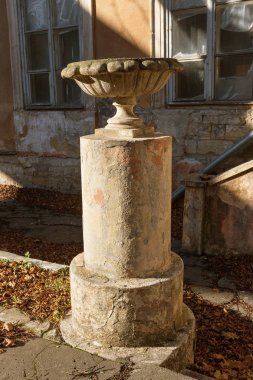 Eski büyümüş harap taş korkuluklar eski antika balkon. Yıkık merdivenler, parmaklıklar. Dekoratif sıva sütunları korkuluklar merdiven, balkon bina harap