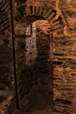 Bir dar taş merdiven bir ortaçağ kalesi eski Hıristiyan manastır Rila, Bulgaristan kulesinde. Taş duvarlı gizemli kasvetli tünel