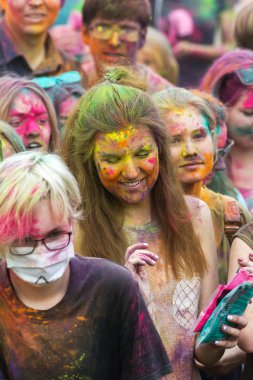 KRASNODAR, RUSSIA - May11,2018: Renkler Festivali, geleneksel Hint Holi festivali. Gençler Holi bayramında renkli pudra atarken eğleniyorlar. Renkli boya festivali. Renk Festivali