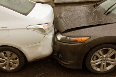 Odessa, Ukrayna - 28 Kasım 2017: Trafik kazası sonucu olarak kırık bir araba. Sütun, trafik sıkışıklığı sürüş tipik kaza. Trafik kazası, trafik kazası, çarpışma, sigortalı Otoban kazası