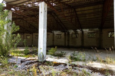 Çernobil'de askeri birlik yağmalanmış araba kutu. İşleme makinaları ile çalışırken güvenlik etiket. Askeri birlik Chernobyl nükleer enerji santrali, 2017 yok