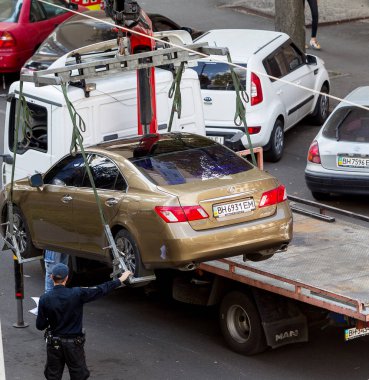 Odessa, Ukrayna - 13 Eylül 2017: Rating çekici saldırgan'ın araba almak için polis sokakta. Çekici kamyon araba çekici için kurallar Park yeri tecavüzcü, yükleme 