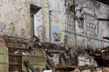 Terk edilmiş bir evde yoksul bir mahallede daraltır. Ev yok edildi. Evin duvarındaki çatlak. İmha eski evler, depremler, ekonomik kriz, terk edilmiş evler. Uygun olmayan evin kırık