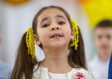 Odessa, Ukrayna - 8 Mart 2018: çocuk İlköğretim Okulu konser gerçekleştirmek. Çocuk tiyatro yaratıcılık, kadınlar günü anaokulunda amatör performans. Çocukların yaratıcılık