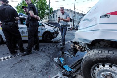 Odessa, Ukrayna - 11 Temmuz 2016: Kaza kaza bir polis ekibi ile sokakta. Polis araba kovalamaca sırasında suçlu kontrolü kaybedip büyük bir kaza yaratılmıştır. Kırık araba çarpışma