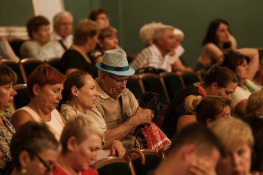 Odessa, Ukrayna - 19 Temmuz 2018: Oditoryum konser salonunun seyirci onların favori sanatçıları duygusal olarak karşılamak. Seyirci tiyatro salonunda. Tiyatro sahnede performans gibi izleyiciler
