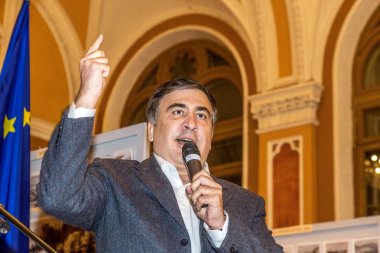 Odessa, Ukrayna - 28 Ekim 2015: Gürcüce ve Ukraynalı siyasetçi, Odessa region, sivil itaatsizlik için Belediye Başkanı Odessa seçimden sonra denilen toplantısında Mikhail Saakaşvili Valisi