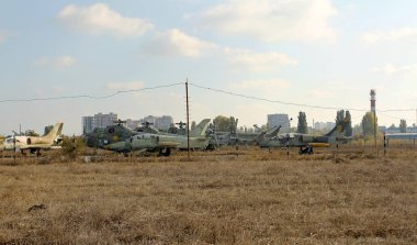 Odessa, Ukrayna - ö. 26 Haziran 2011: eski kırık askeri uçak, jet avcı, bombardıman uçakları ve helikopterleri olan uçak mezarlık artık kullanılmıyor, kullanılmayan ekipman üzerinde 26 Haziran 2011, odessa, Ukrayna.
