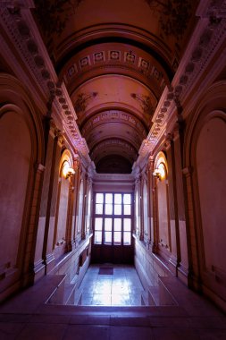 Karanlık koridor. Karanlık, boş bir koridorun mistik iç mekanı, terk edilmiş bir evde tünel. Karanlık, gizemli bir koridor. Terk edilmiş bir evin içi, cehenneme giden yol. Terk edilmiş eski bir bina.