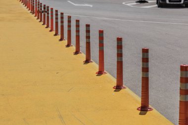 Yol yeni asfalt yolda bir çizgi. Asfalt yol işaretleri oku. Seyahat ve ulaşım kavramları. Yani, bizim yaşam birçok yönden yolculuktur. satırlarında asfalt, yol üzerinde çizilen okları