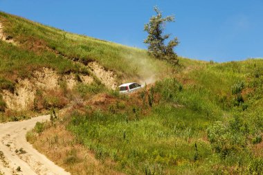 uzun süre sarma kırsal road, yolları, crossroads titreşim. Bir boş ülke ile alanlar bakış açısı ve gölgeler ile Rusya ve Ukrayna orta kuşak tipik eski manzara yolu