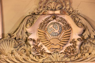 SSCB'in eski il Sovyet tiyatro, mistik iç. Sıva belgeleme, duvar ve tavan nostaljik resmini devrimci geçmiş SSCB parçaları ile. Lüks İmparatorluk tarzı iç