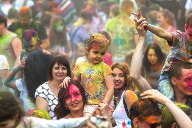 KRASNODAR, RUSSIA - May11,2018: Renkler Festivali, geleneksel Hint Holi festivali. Gençler Holi bayramında renkli pudra atarken eğleniyorlar. Renkli boya festivali. Renk Festivali