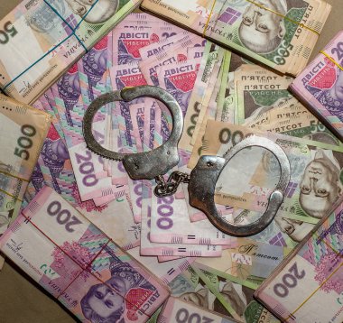 Birçok Ukraynalı para hryvnia. Kelepçe para. Ukrayna yolsuzluk. Yolsuzlukla mücadele. Yolsuzluk hükümet ve ülke işinde fiziksel kanıt
