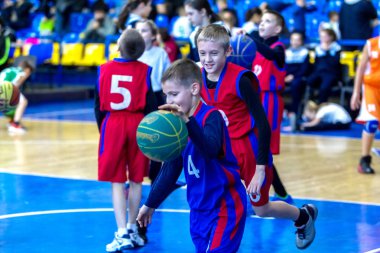 Odessa, Ukrayna - 23 Aralık 2018: genç çocuk basketbol oynamak, Çocuk spor yarışmalarında kutlama çocuk spor basketbol kulübü çocuk spor okul sırasında katılmak