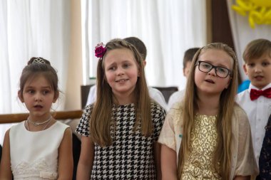 Odessa, Ukrayna - 8 Mart 2018: çocuk İlköğretim Okulu konser gerçekleştirmek. Çocuk tiyatro yaratıcılık, kadınlar günü anaokulunda amatör performans. Çocukların yaratıcılık