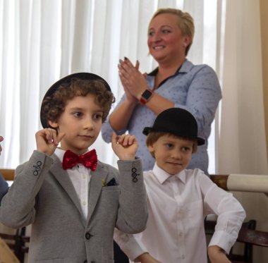 Odessa, Ukrayna - 8 Mart 2018: çocuk İlköğretim Okulu konser gerçekleştirmek. Çocuk tiyatro yaratıcılık, kadınlar günü anaokulunda amatör performans. Çocukların yaratıcılık