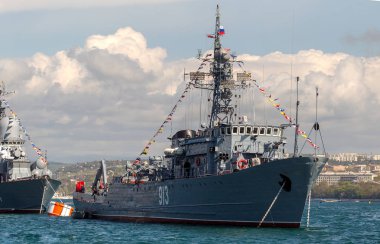 9 Mayıs 2015: Deniz Geçidi savaş gemileri Rus Karadeniz Filosu. Büyük Vatanseverlik Savaşı 'nın Zaferi Günü. Faşizme karşı 70 yıllık Büyük Zafer. Rus donanması