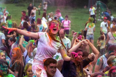 KRASNODAR, RUSSIA - May11,2018: Renkler Festivali, geleneksel Hint Holi festivali. Gençler Holi bayramında renkli pudra atarken eğleniyorlar. Renkli boya festivali. Renk Festivali
