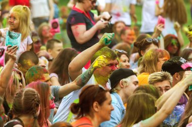KRASNODAR, RUSSIA - May11,2018: Renkler Festivali, geleneksel Hint Holi festivali. Gençler Holi bayramında renkli pudra atarken eğleniyorlar. Renkli boya festivali. Renk Festivali