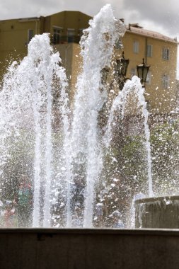 Şehir çeşme. Şehir Parkı sıcak yaz gününde çeşme. su, damla ve güzel bir şehir çeşme su parlak su sıçramalarına akış. Parlak şehir Çeşme suda köpüklü streams