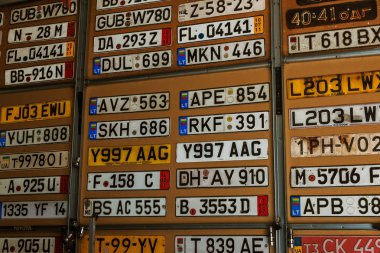 Odessa, Ukrayna - 2018 yaklaşık: lisans araba duvar eski araçlarda Europe sayılardaki üretilmiyor. Avrupa'nın eski retro antika araba plakaları mozaik. Ekranda dünya çapında kesintiye uğramış Lisans numaralarını