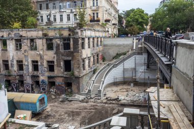 Odessa, Ukrayna - Cirka 2017: Yıkılan evler için yoksul insanların yoksul bölgelerde. Büyük onarım, kriz sırasında eski evleri yok edildi. Zavallı alanları. Yıkık terkedilmiş evlerde yaşayan insanlar
