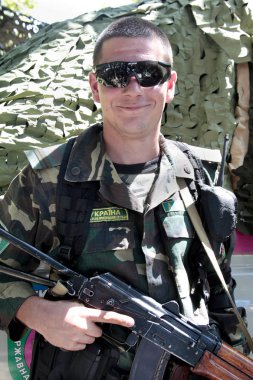 Odessa, Ukrayna - 15 Haziran 2011: Askeri tatbikatlar Ukrayna sınır birlikleri, askeri bir çavuş kamuflaj ayakta Office silah ile 15 Haziran 2011 Odessa, Ukrayna.