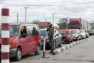 Odessa - 23 Nisan: Gümrük sınır kontrol noktası Ukrayna - Moldova. Vatandaşlar ve 23 Nisan 2008, Odessa, Ukrayna sınır kapısı araba muayene