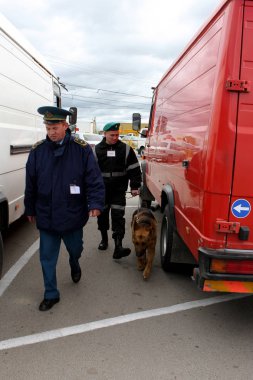 Odessa - 23 Nisan: Gümrük sınır kontrol noktası Ukrayna - Moldova. Vatandaşlar ve 23 Nisan 2008, Odessa, Ukrayna sınır kapısı araba muayene