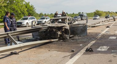 Odessa, Ukrayna - 17 Mayıs 2018: kaza yüksek hızlı yolda. Yüksek hızda sürdü Road arabaya korumak ve yandı. Aşırı hız nedeniyle korkunç trajik kaza. Otomatik yol emniyet görevlisi ayıran içine çöktü
