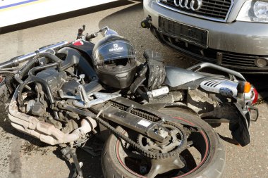 Odessa, Ukrayna - 11 Ekim 2017: araba ve motosiklet arasında kolay bir kaza. Bisiklet arabaya çarptı. Islak asfalt kontrolünü kaybetmiş. İlk yardım, polis, sigortacı. otomobil ile motosiklet kazası
