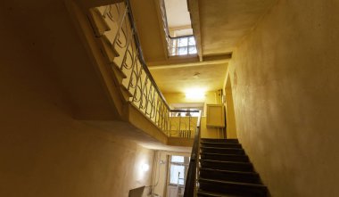 Çimento, eski bina taş merdiven. Eski bir binanın katları arasında bir vintage taş merdiven. Bina moda ve SSCB'de 20. yüzyılın teknoloji