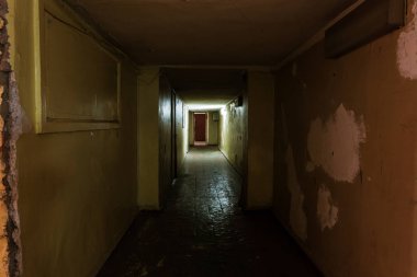 Karanlık koridor. Karanlık, boş bir koridorun mistik iç mekanı, terk edilmiş bir evde tünel. Karanlık, gizemli bir koridor. Terk edilmiş bir evin içi, cehenneme giden yol. Terk edilmiş eski bir bina.