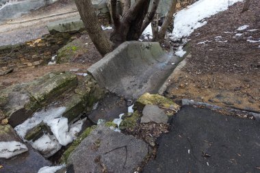 Bir açık eski kanalizasyon ve kanalizasyon drenaj sistemi. Kirlenmiş su kanalizasyon kanallardan doğa kirletmektedir. Çevre kirliliğinin çevre sorunu. Modası geçmiş drenaj ağı