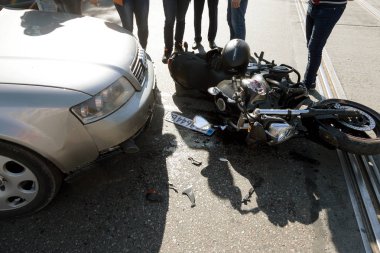 Odessa, Ukrayna - 11 Ekim 2017: araba ve motosiklet arasında kolay bir kaza. Bisiklet arabaya çarptı. Islak asfalt kontrolünü kaybetmiş. İlk yardım, polis, sigortacı. otomobil ile motosiklet kazası
