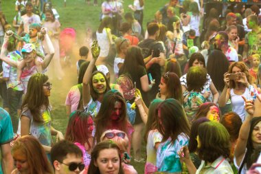 KRASNODAR, RUSSIA - May11,2018: Renkler Festivali, geleneksel Hint Holi festivali. Gençler Holi bayramında renkli pudra atarken eğleniyorlar. Renkli boya festivali. Renk Festivali