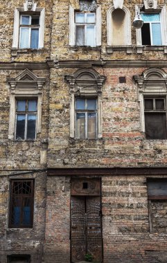 Odessa, Ukrayna - Cirka 2017: Yıkılan evler için yoksul insanların yoksul bölgelerde. Büyük onarım, kriz sırasında eski evleri yok edildi. Zavallı alanları. Yıkık terkedilmiş evlerde yaşayan insanlar